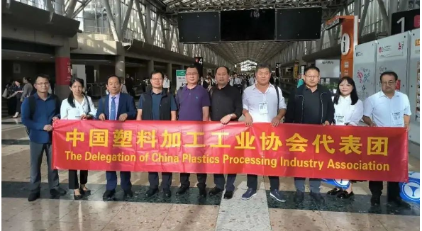 10月5日下午，BOPP薄膜专委会兼电池薄膜专委会的代表们参观了在东京国际会展中心举办的“2023日本包装产业展”，并与中国参展企业进行了深入交流。他们讨论了参展产品、生产技术以及市场发展等重要话题。