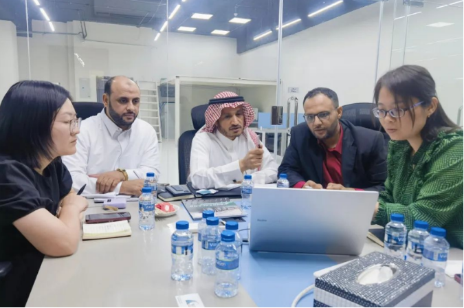 枣矿橡胶公司副总经理张宁率领团队于10月5日至7日前往沙特阿拉伯，开展一系列重要的业务活动。此次行程旨在深化与中东关键客户的合作，探寻新的商机。