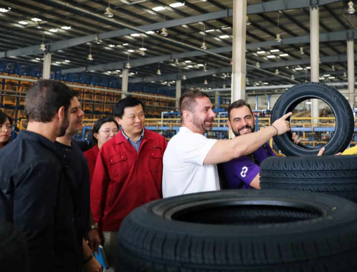 巴西的Cantu公司一行前往丰源轮胎公司参观交流。丰源轮胎公司董事长宋二华热情接待。  在这次交流中，宋二华亲自陪同Cantu公司的代表参观了丰源轮胎公司的生产现场，详细了解了轮胎的制造工艺流程。