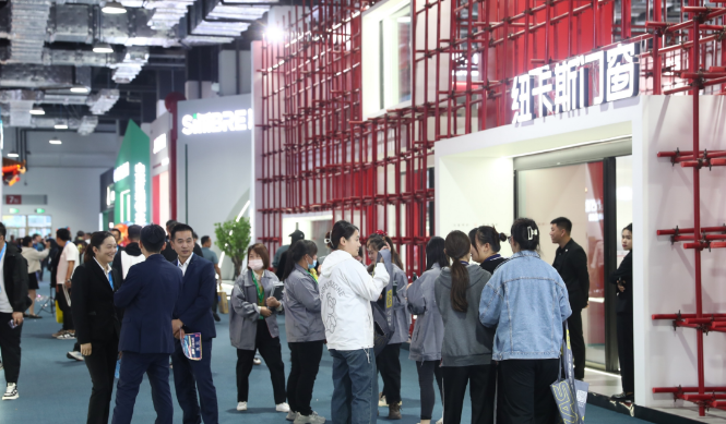 第一天，也就是10月12日，中国建博会(临朐)以及中国(临朐)家居门窗博览会正式拉开帷幕。协会代表团应邀参加了开幕式，并亲临展会现场，积极参观了各个展位。这次临朐家居门窗博览会集结了门窗产业链上、中、下游的700多家知名品牌企业，占地5.2万平方米，展示了包括系统门窗、全铝家居等在内的10多个门类产品。这一盛会可谓是对华东地区家居门窗行业全产业链产品布局的生动展示，呈现出该地区门窗市场的繁荣和潜力。