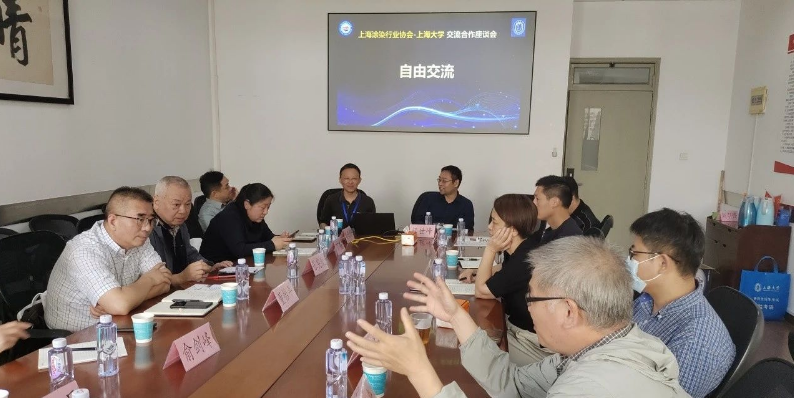 颜世峰主任对上海涂染协会的到访表示热烈欢迎，感谢协会对上海大学的信任。他介绍了材料学院高分子材料系的发展历程、各科室的研究方向以及主要科研成果，提供了丰富的信息。