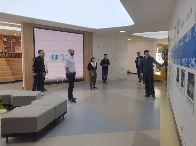 千里行集团迪卡侬团队展示了注塑鞋的设计创新、绿色减碳等发展规划，并共同确定DIP项目将持续向前发展。在千里行学院，迪卡侬团队深刻感受到了千里行对员工的关怀和企业文化的浓厚氛围，与迪卡侬的“人是核心”理念不谋而合。