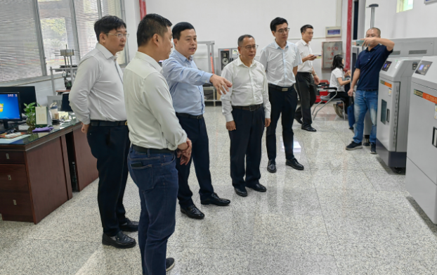 中国塑协王占杰理事长一行到思迪嘉鞋业调研 中国塑协王占杰理事长一行到思迪嘉鞋业调研