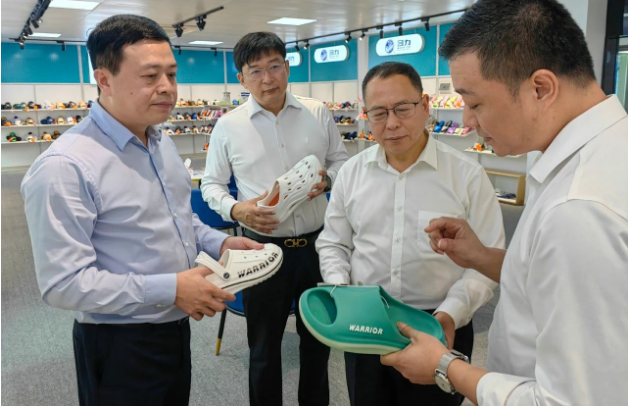 王占杰理事长对思迪嘉鞋业取得的成绩表示高度肯定。他通过此次调研走访,充分感受到塑料鞋产品的多样性和企业的创新力。他表示对塑料鞋企业的不断进步充满信心,坚信该行业将在可持续高质量发展的道路上稳步前行。 王占杰理事长对思迪嘉鞋业取得的成绩表示高度肯定。他通过此次调研走访,充分感受到塑料鞋产品的多样性和企业的创新力。他表示对塑料鞋企业的不断进步充满信心,坚信该行业将在可持续高质量发展的道路上稳步前行。